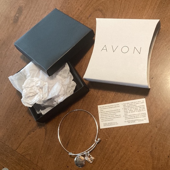 🌸NIB AVON Precious Charms Bracelet Love Collection “You Hold The Key” - OSFM - Picture 5 of 11